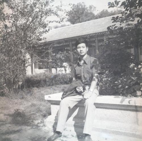 图 1982年9月徐孝雅在清华大学工字厅