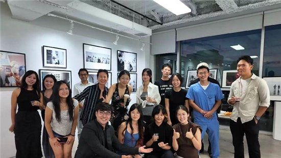 图注:孟昱含(第一排左二) 与展览团队&现场观众