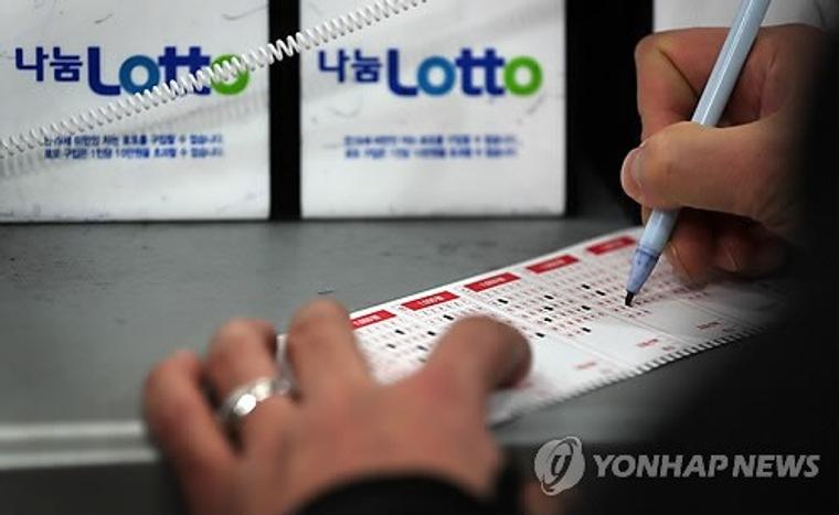 韩国民众购买彩票
