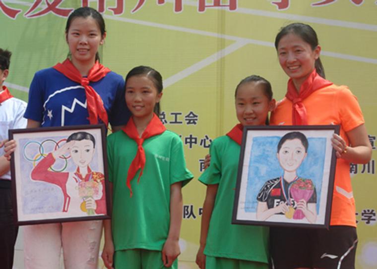 重庆体彩形象大使李雪芮(左一)参与关爱留守女童活动