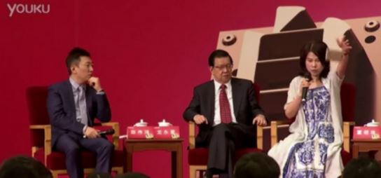 董明珠摔手机,8月董明珠参加某高峰论坛会的视频在网上曝光。