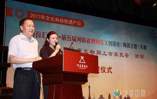 河南博物院党委书记万捷(左)