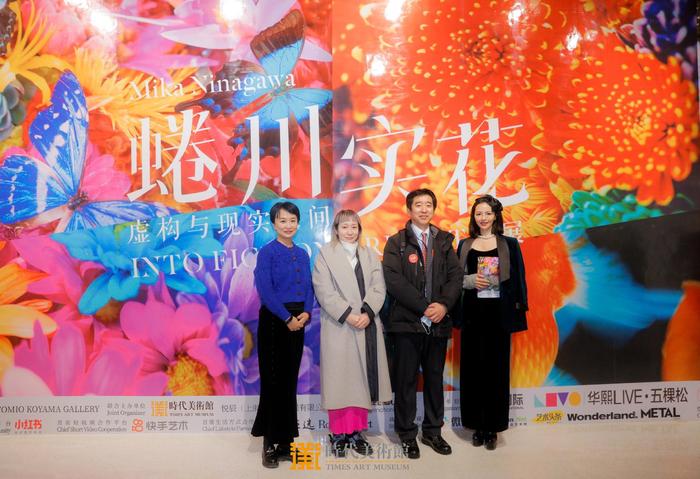 蜷川实花展开幕式现场 从左至右:北京时代美术馆执行副馆长刘威威女士、北京日本文化中心主任助理财德薰子女士、北京日本文化中心主任野田昭彦先生、北京天辰时代文化艺术发展有限公司董事长谢依诺女士