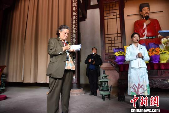 诗琳通参观三苏祠。 张浪 摄