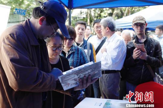 邮迷正在观看《红楼梦系列画稿册》。 殷立勤 摄
