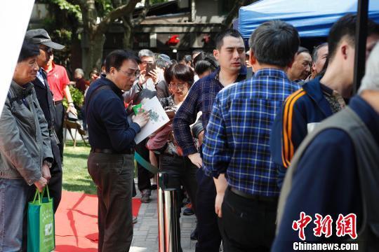 许多邮迷排队等待购买《红楼梦系列画稿册》邮品。 殷立勤 摄