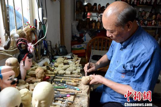 杨亚州结缘木偶雕刻六十载。 张金川 摄