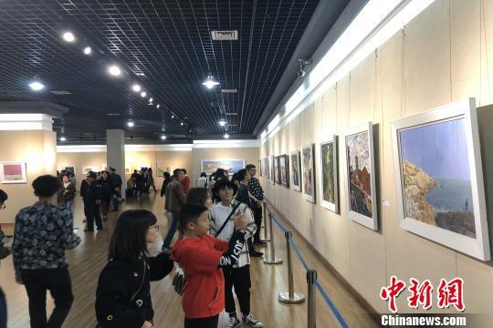本次展览展出30余位艺术家、近百幅美术作品,吸引不少学生及市民的参观。 柯宁 摄