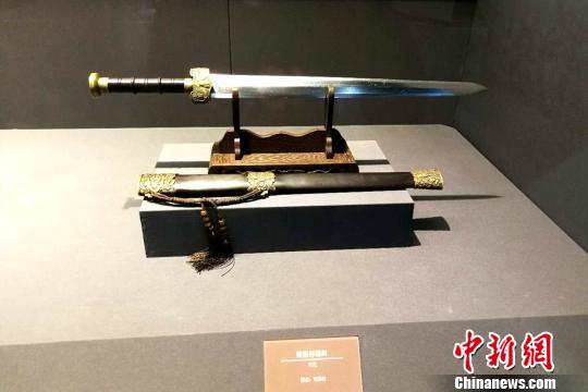 展出的宝剑。 杨英琦 摄