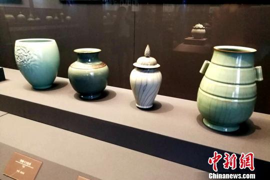 展出的青瓷。 杨英琦 摄