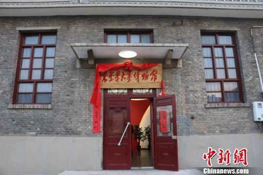 在山西省晋中市昔阳县大寨镇武家坪村,有一座特殊的红色文化博物馆,名为农业学大寨展览馆。说它特殊,是因为它有两个标签,一是由个人创办,二是免费对外开放。 岳润子 摄
