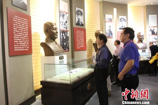 游人参观石河子军垦博物馆。 陶拴科 摄