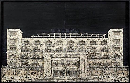 《囊谦吉祥饭店,2021-2071》,木板拼装手工雕刻,99 × 152.5 cm,2023