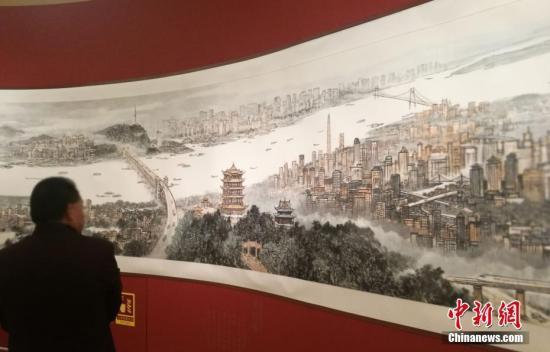 4月10日,200米的中国画巨幅长卷《长江万里图》在中国国家博物馆首次亮相 应妮 摄