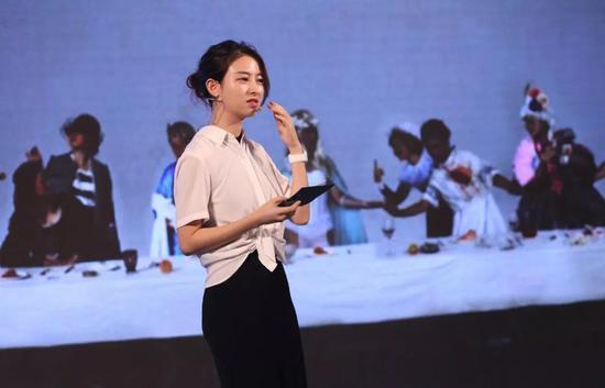 艺术家叶甫纳代表现场阐述