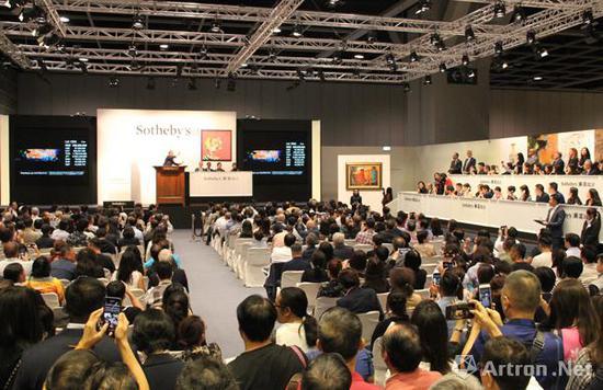 2018年香港苏富比晚拍,赵无极《1985年6月至10月》落槌瞬间
