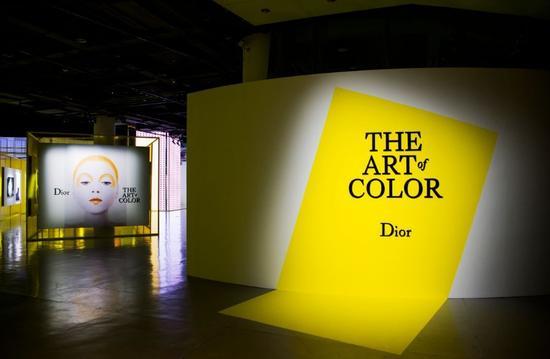 “DIOR, THE ART OF COLOR”的艺术展览现场