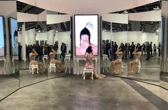 艺术家Sophia Al-Maria新电影《Mirror Cookie》,女演员白灵在展览现场