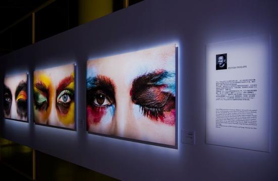 “DIOR, THE ART OF COLOR”的艺术展览现场