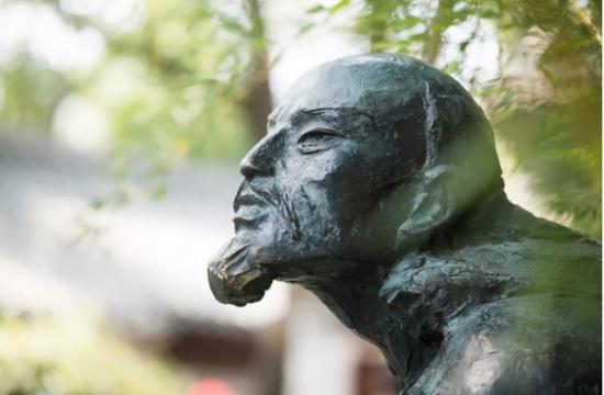 “千里江山昨梦非,转眼秋光如许。”
