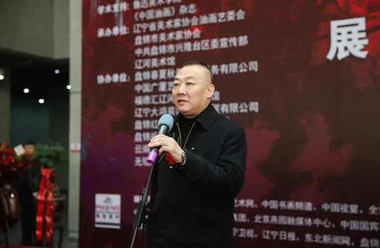 辽宁省文联副主席、辽宁省书法家协会主席胡崇炜宣布展览开幕