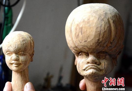 杨亚州的木偶雕刻作品。 张金川 摄