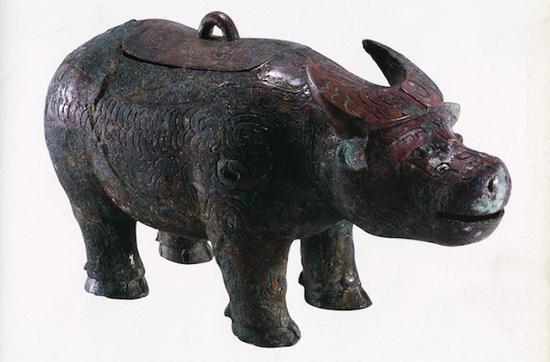 2001年在河南安阳花园庄54号墓出土的牺尊(图6)