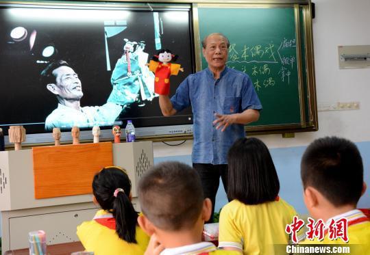 杨亚州到漳州康桥学校开展非遗木偶进校园活动。 张金川 摄