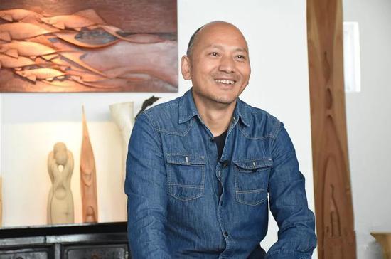 和金平,他的作品曾多次在国内外展出。