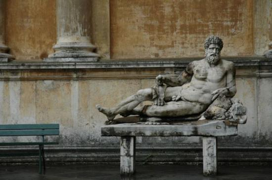 ● 比如这张板凳。欧洲古典艺术中,板凳是重要的题材,多出现于公共空间