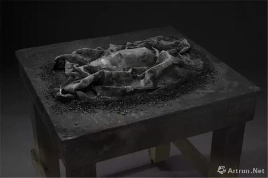 杰西·内尔森 崇高的伤亡 40cm×34cm×34cm 玻璃棍铸造 油画 木炭 2013年