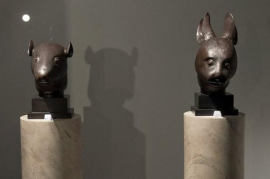 佳士得拍卖行展出的鼠首和兔首。图片来源:视觉中国