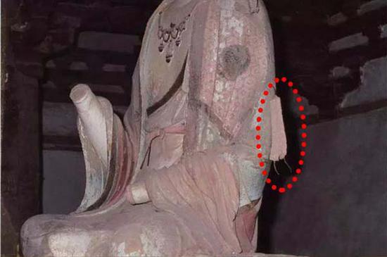 图3:本次修复前夕文殊菩萨左臂残留的系带