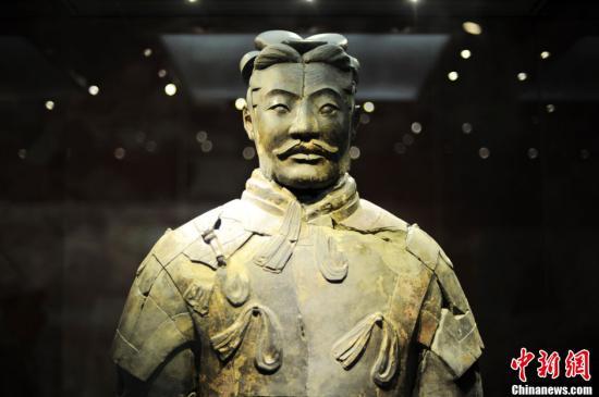 资料图:秦兵马俑一号陪葬坑出土的“将军俑”。中新社发 张远 摄