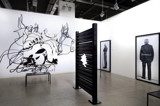 2013年Team画廊在巴塞尔艺博会的展位。从左至右分别为艺术家Pierre Bismuth、Gardar Eide Einarsson、Banks Violette以及Santiago Sierra的作品。图片:courtesy of Team Gallery