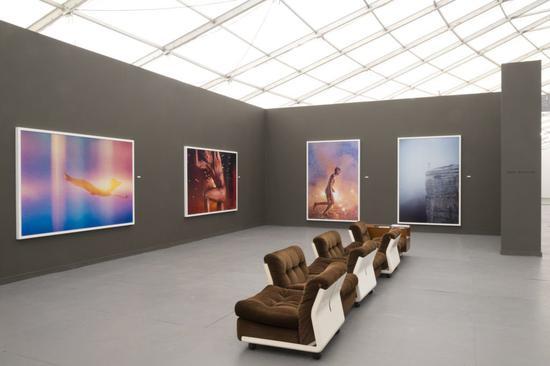 2013纽约弗里兹艺博会上,Ryan McGinley的个人展位。图片:courtesy of Team Gallery