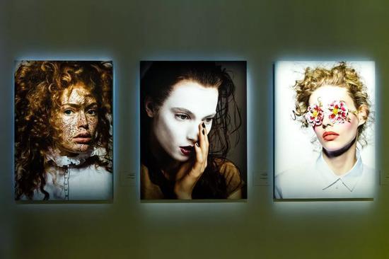 “DIOR, THE ART OF COLOR”的艺术展览现场