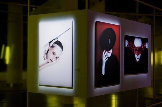 “DIOR, THE ART OF COLOR”的艺术展览现场