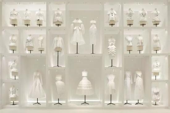 巴黎装饰艺术博物馆展出(Christian Dior: Couturier Du Reve)回顾展