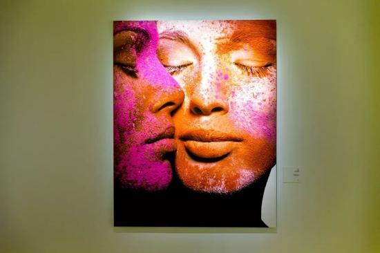 “DIOR, THE ART OF COLOR”的艺术展览现场