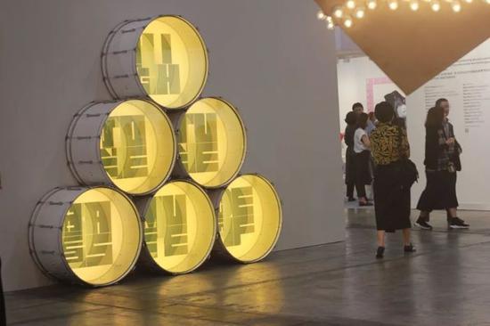 智利艺术家伊万·纳瓦罗(Iván Navarro)