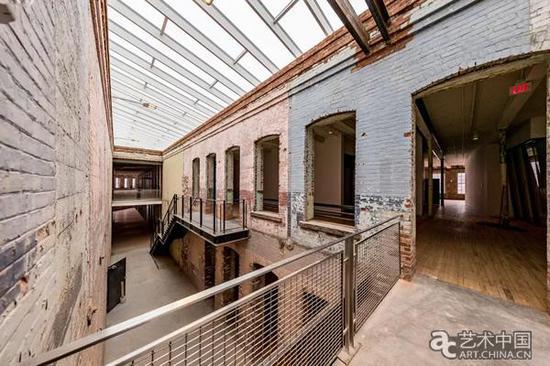 预先安装在6号建筑上的天井,它增加了园区13万平方英尺的空间。