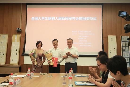 华东师大党委常务副书记、副校长任友群向余强春、葛淑文夫妇颁发证书和纪念品