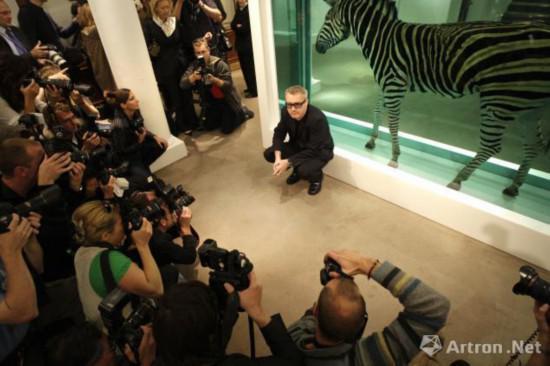 2008年,达明·赫斯特与即将被拍卖的作品合影,SHAUN CURRY/AFP/Getty Images