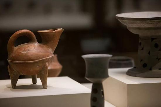 “礼出东方——山东焦家遗址考古发现展”展厅里的陶器(图/范立)