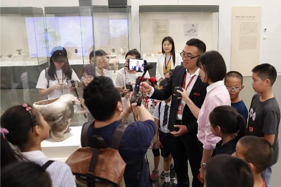 (图片:中国国家博物馆专职讲解员朱宁正在讲解陶鹰鼎)