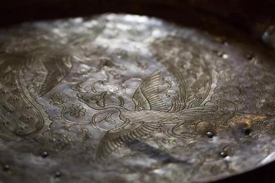 唐·鎏金卧龟莲花纹五足朵带银熏炉及炉台(局部特写),法门寺博物馆藏
