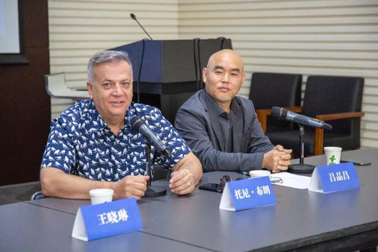 法国高等美术学院教授托尼·布朗先生,中央美术学院造型学院副院长、雕塑系主任吕品昌教授发言