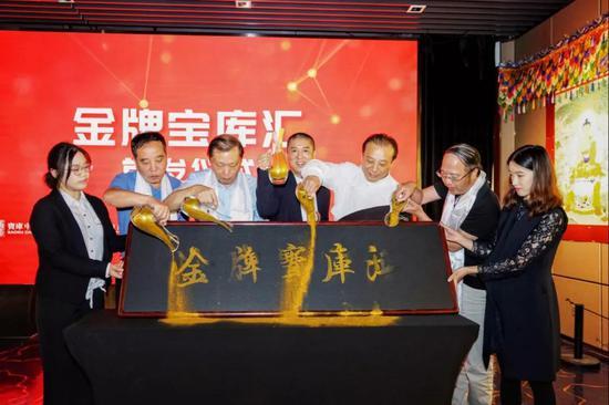 左起:上海工艺美术行业协会会长耿鸿民、上海市非物质文化遗产保护协会会长高春明、宝库文化创始人兼首席执行官柳费国、中国工艺美术大师娘本、上海古玩经营协会常务副会长王承德共同启动“宝库汇”