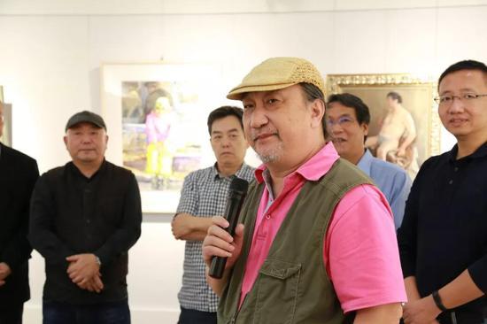 东华大学服装与设计学院副院长冯信群教授